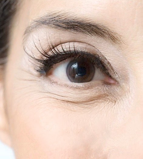 女性的眼睛特寫，展示出細緻的睫毛和周圍的細紋，顯示出年齡的痕跡。