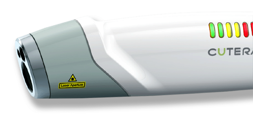 Cutera設備激光開口特寫，顯示「Laser Aperture」安全警告標籤及顯示燈顏色指示，強調設備操作狀態和安全性。