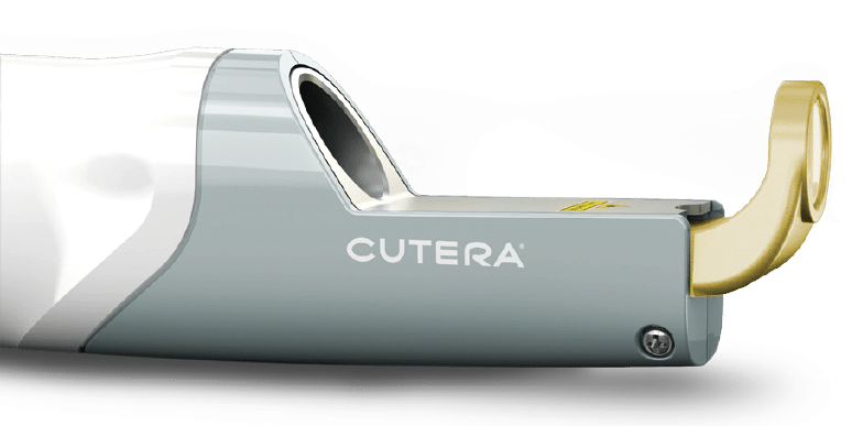 Cutera設備手柄特寫，展示流線型設計和金色治療頭，適用於皮膚修復和激光治療，強調專業性和功能性。