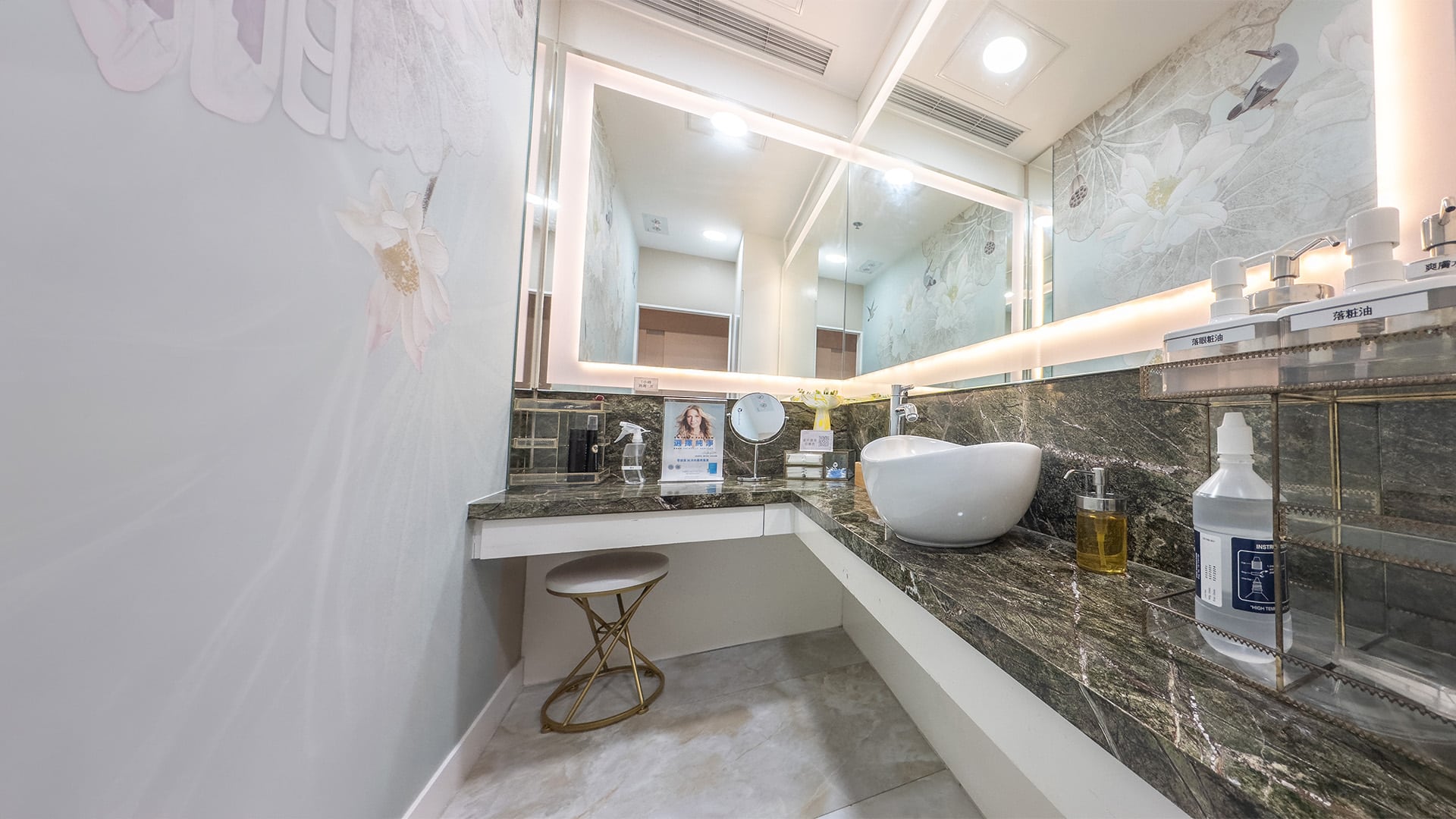 寬敞的美容中心等候區，配有白色沙發和冷凍溶脂設備的宣傳牆，突顯舒適與專業的氛圍。